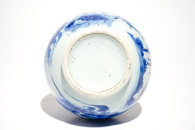Un vase de forme bouteille en porcelaine de Chine bleu et blanc, &eacute;poque Transition